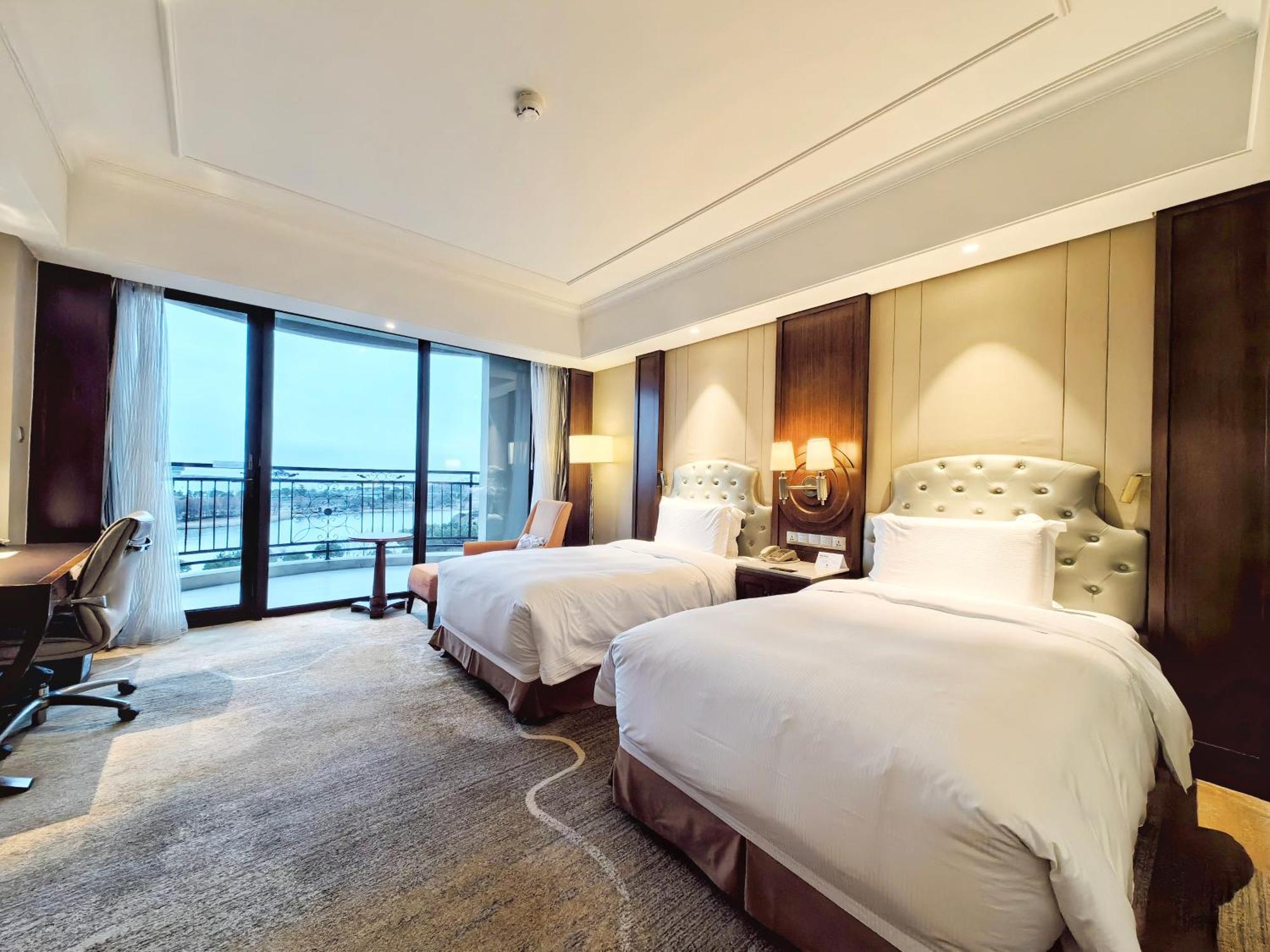 Отель Doubletree By Hilton Ningbo - Chunxiao Экстерьер фото